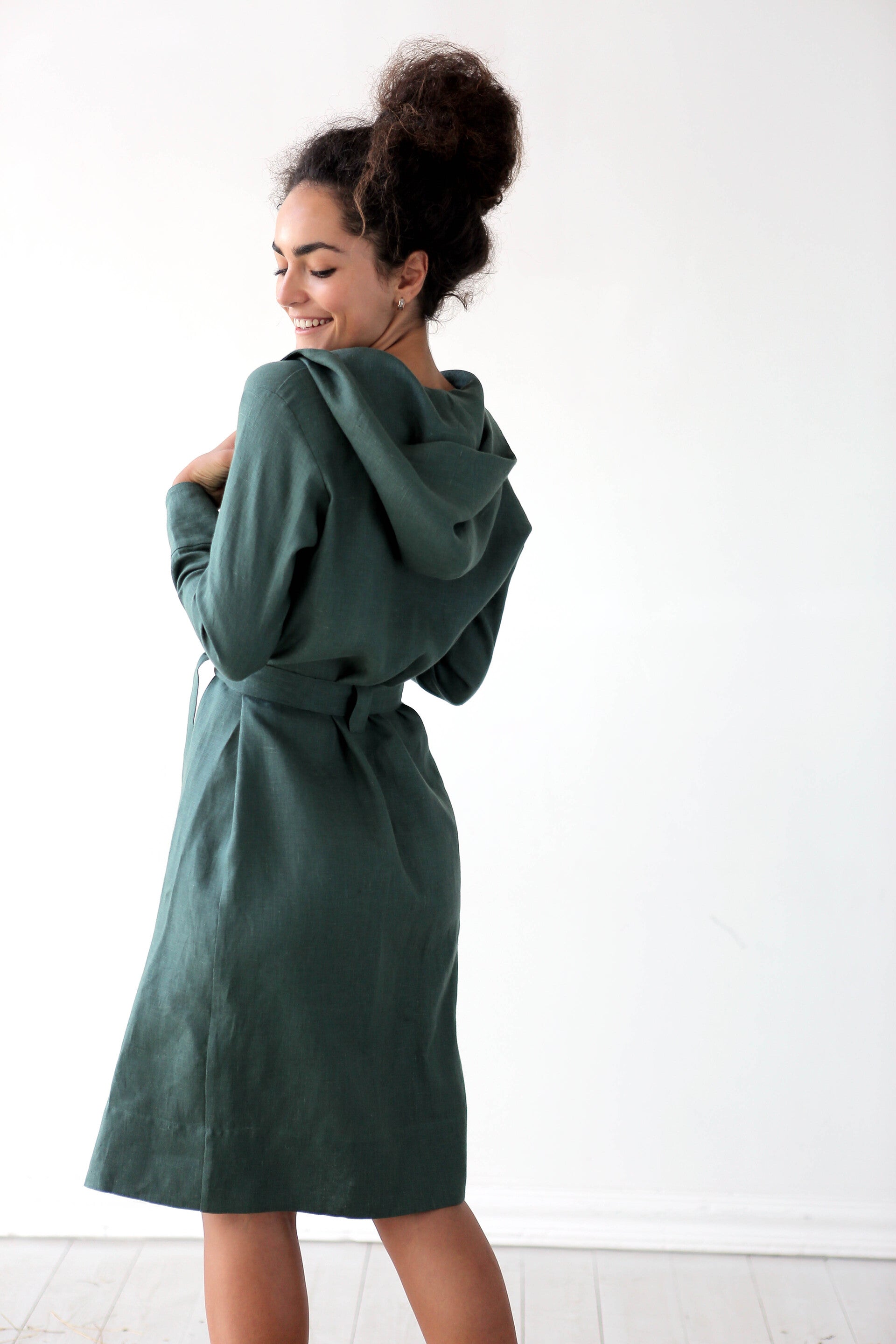 Linen Bathrobe CALLA with a hood in Green