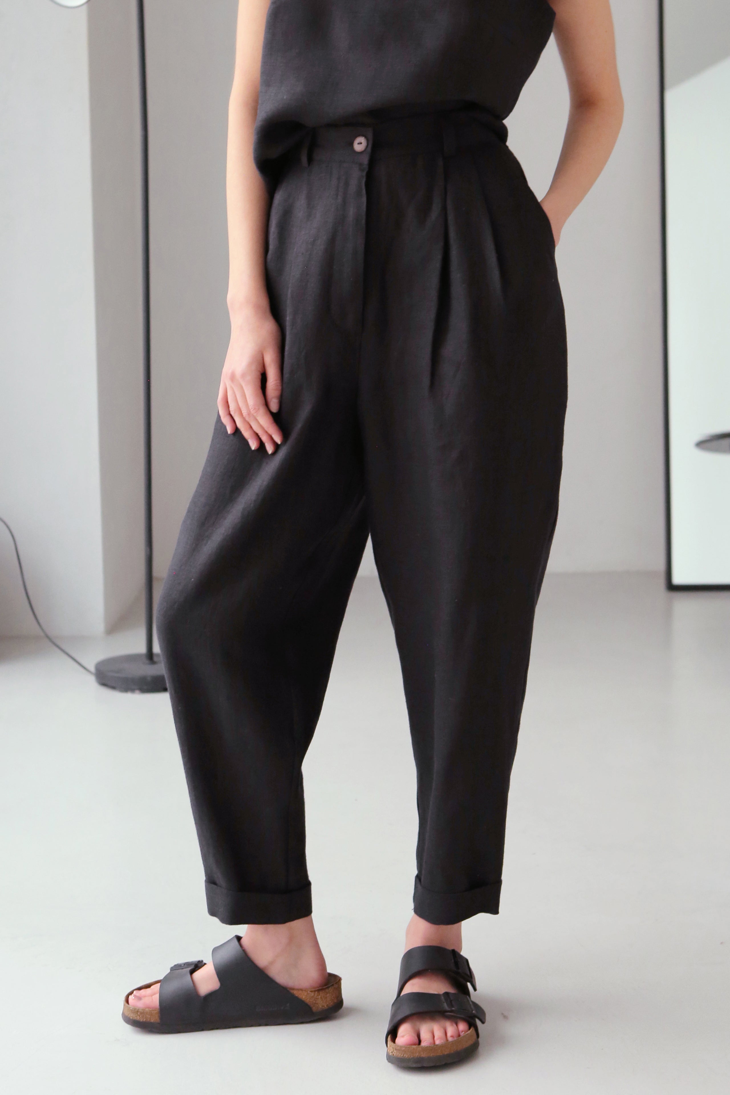 Women’s linen pants with pleats Black