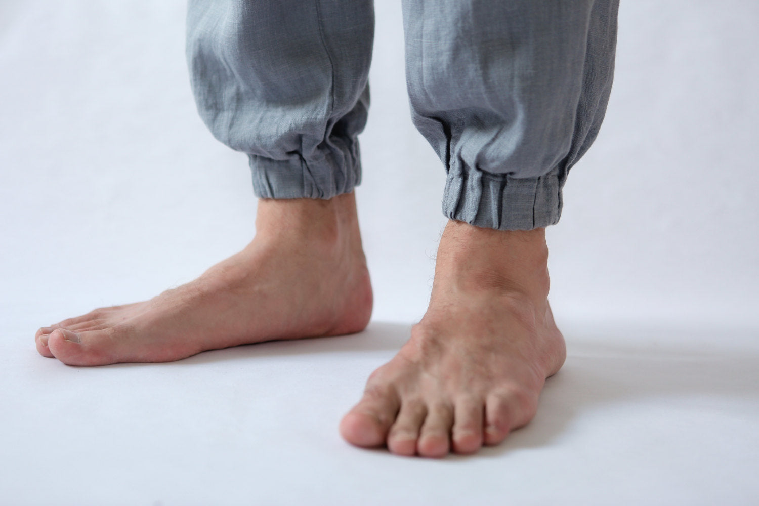 Men’s linen pants MOUNTAIN ASH in Light Grey, Yellow pockets