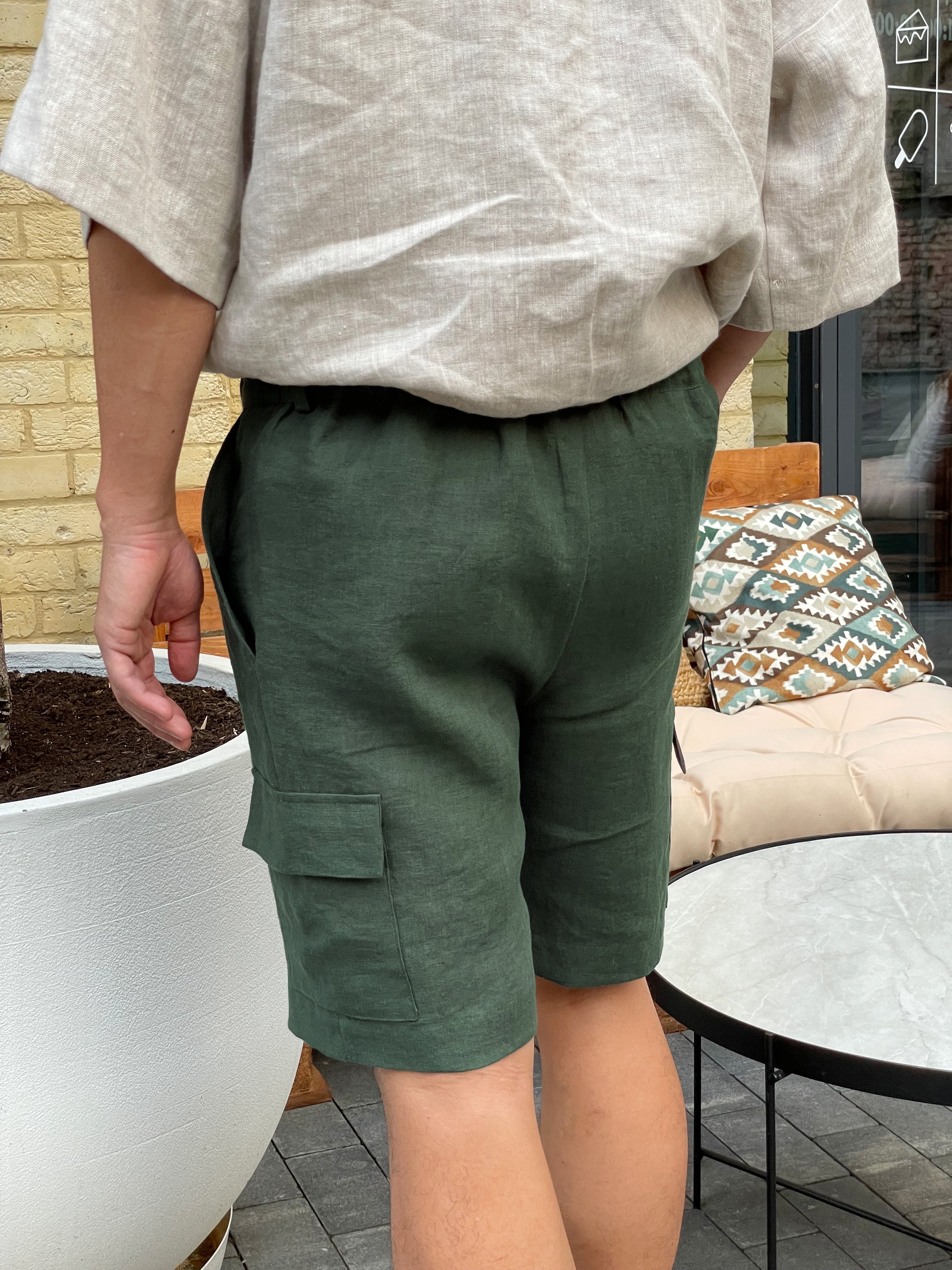 Linen cargo shorts with side pockets LAUREL in Green