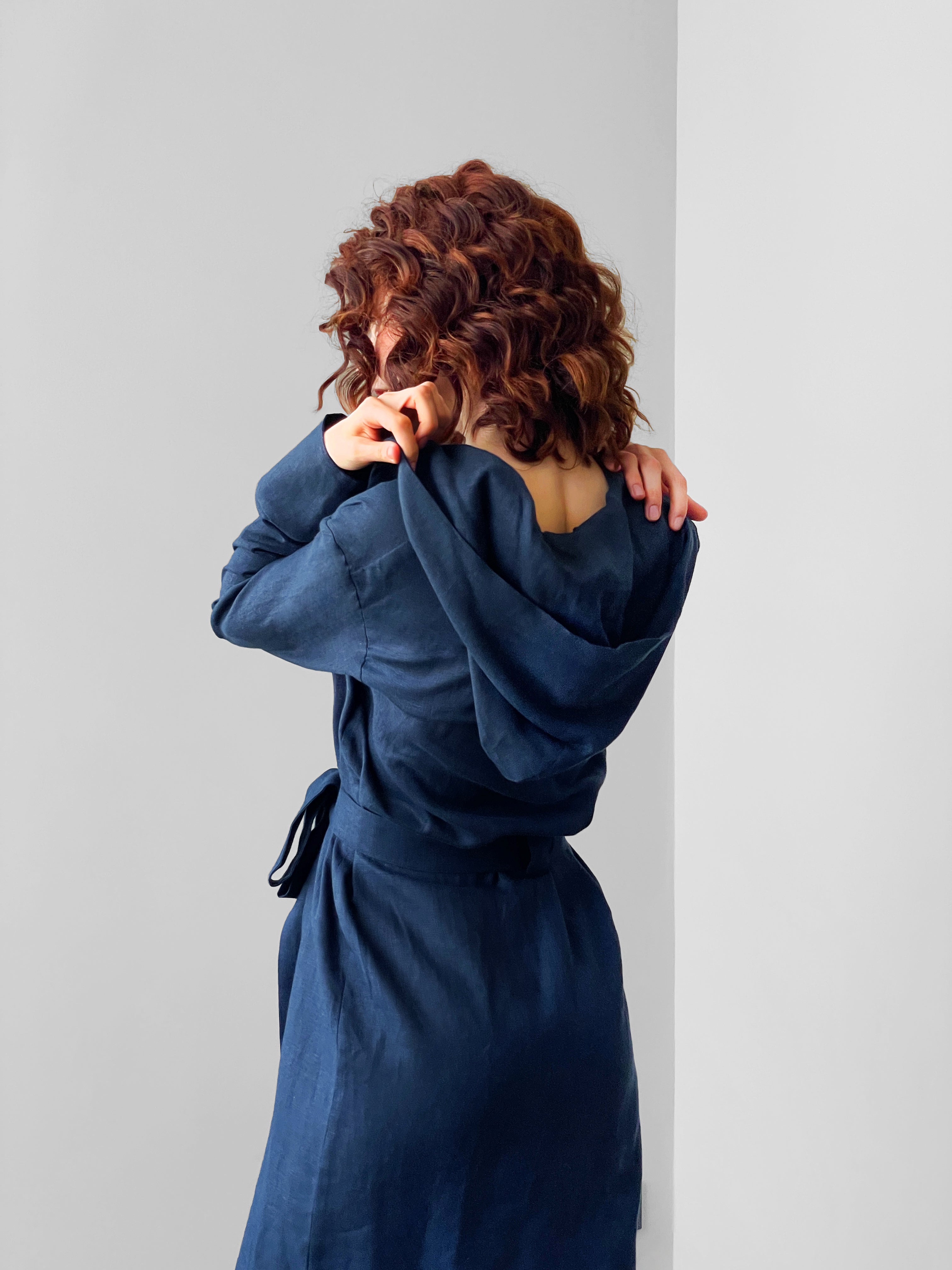 Linen bathrobe with a hood Navy blue