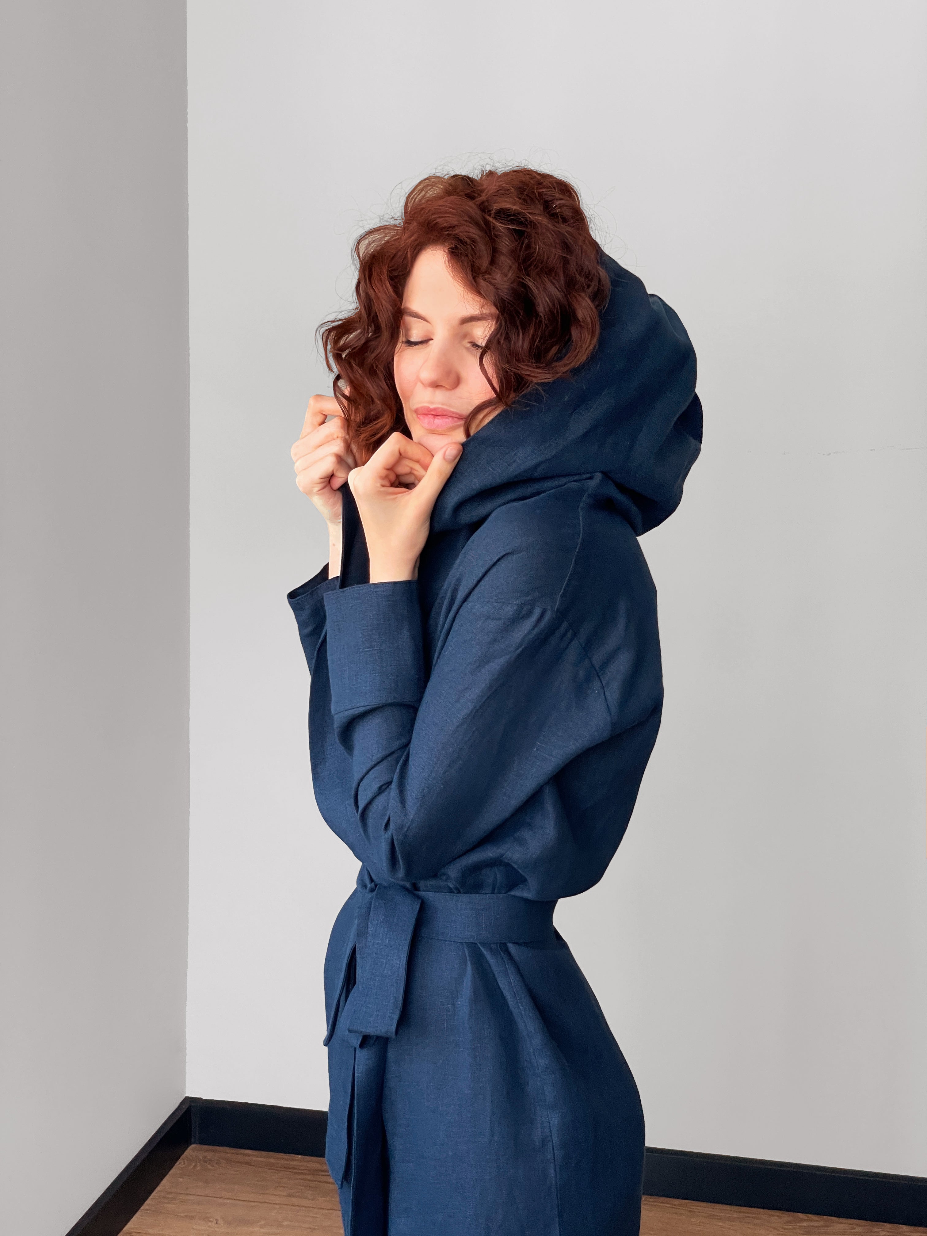 Linen bathrobe with a hood Navy blue