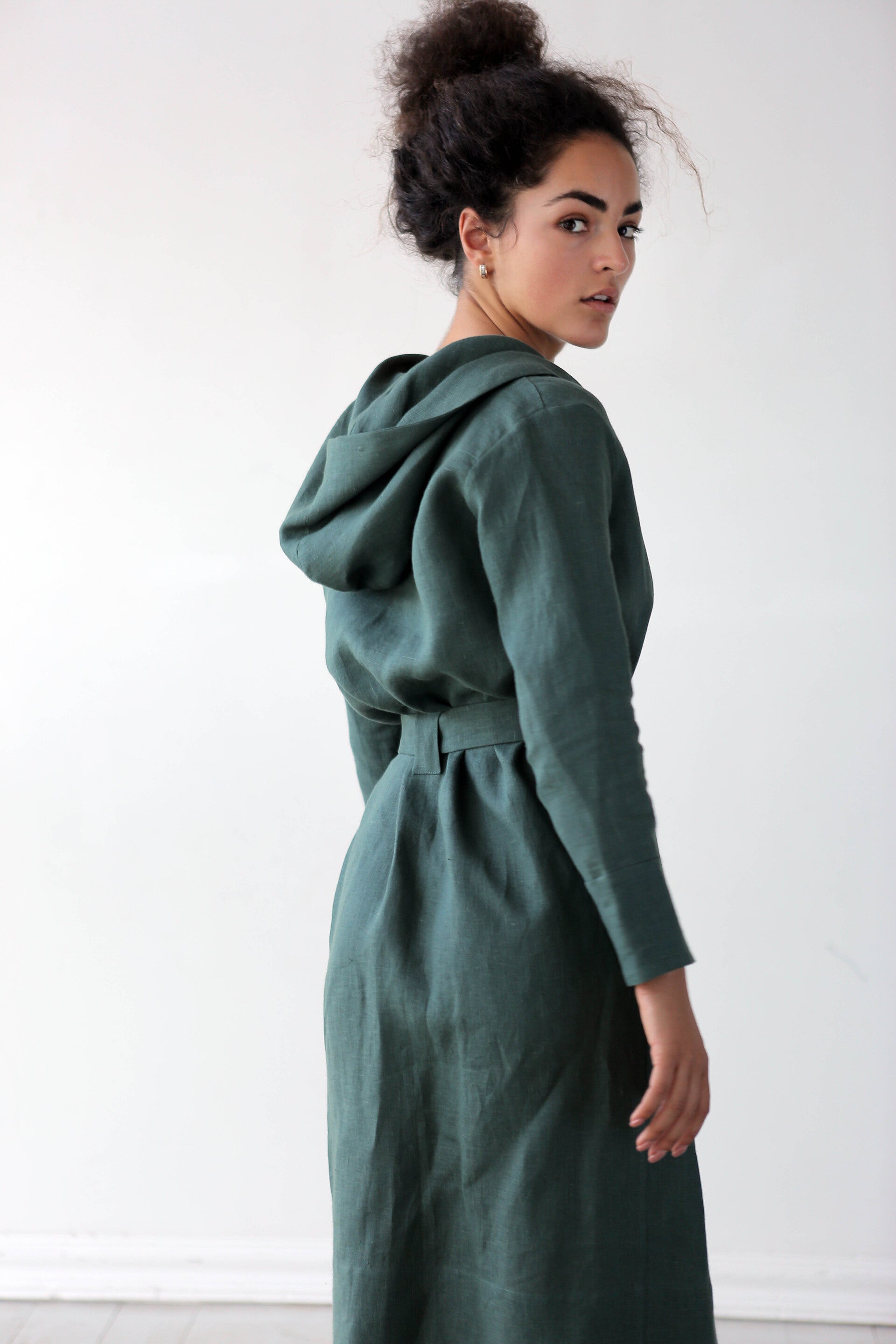 Linen Bathrobe CALLA with a hood in Green