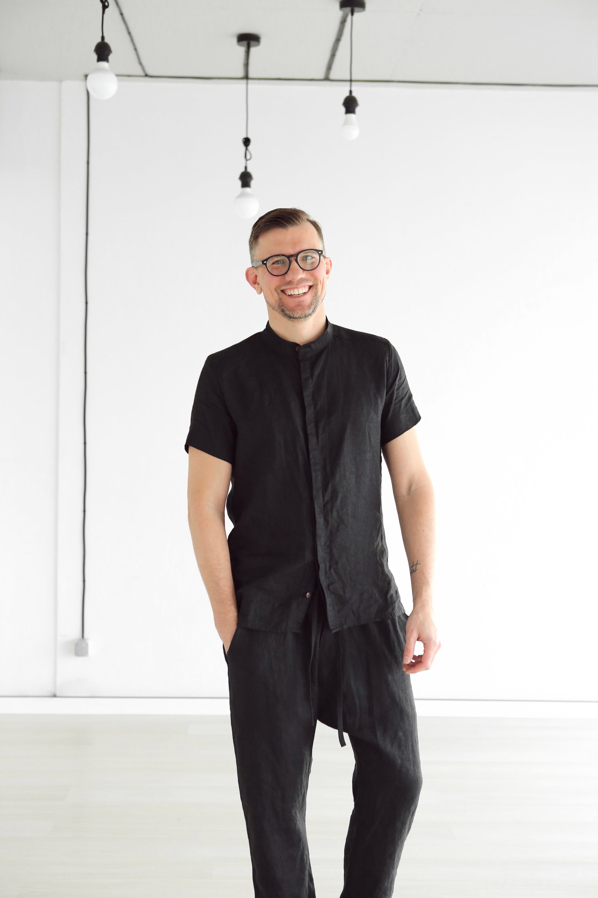 Men’s Short-Sleeved Linen Shirt OLIVE in Black