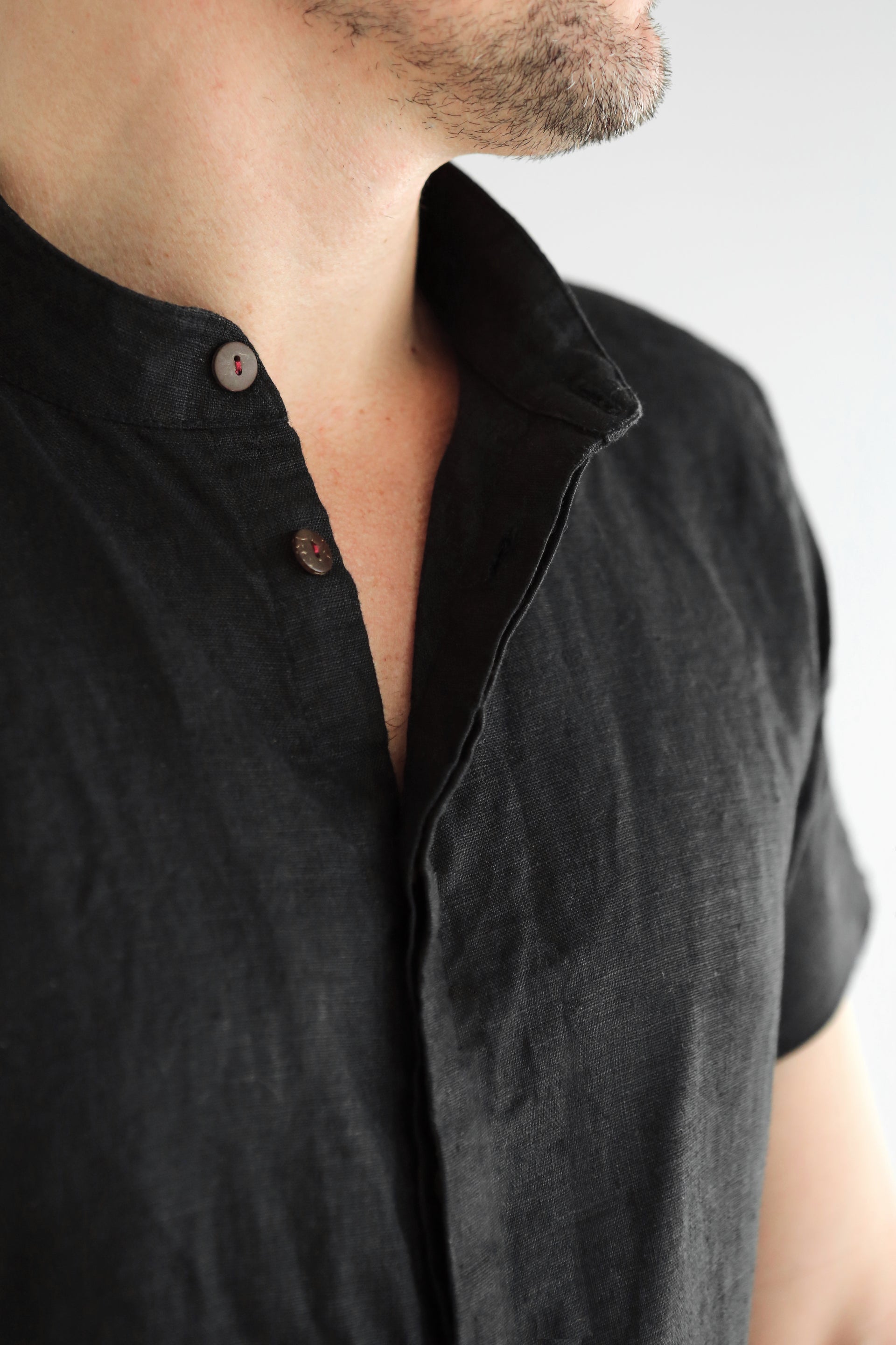 Men’s Short-Sleeved Linen Shirt OLIVE in Black