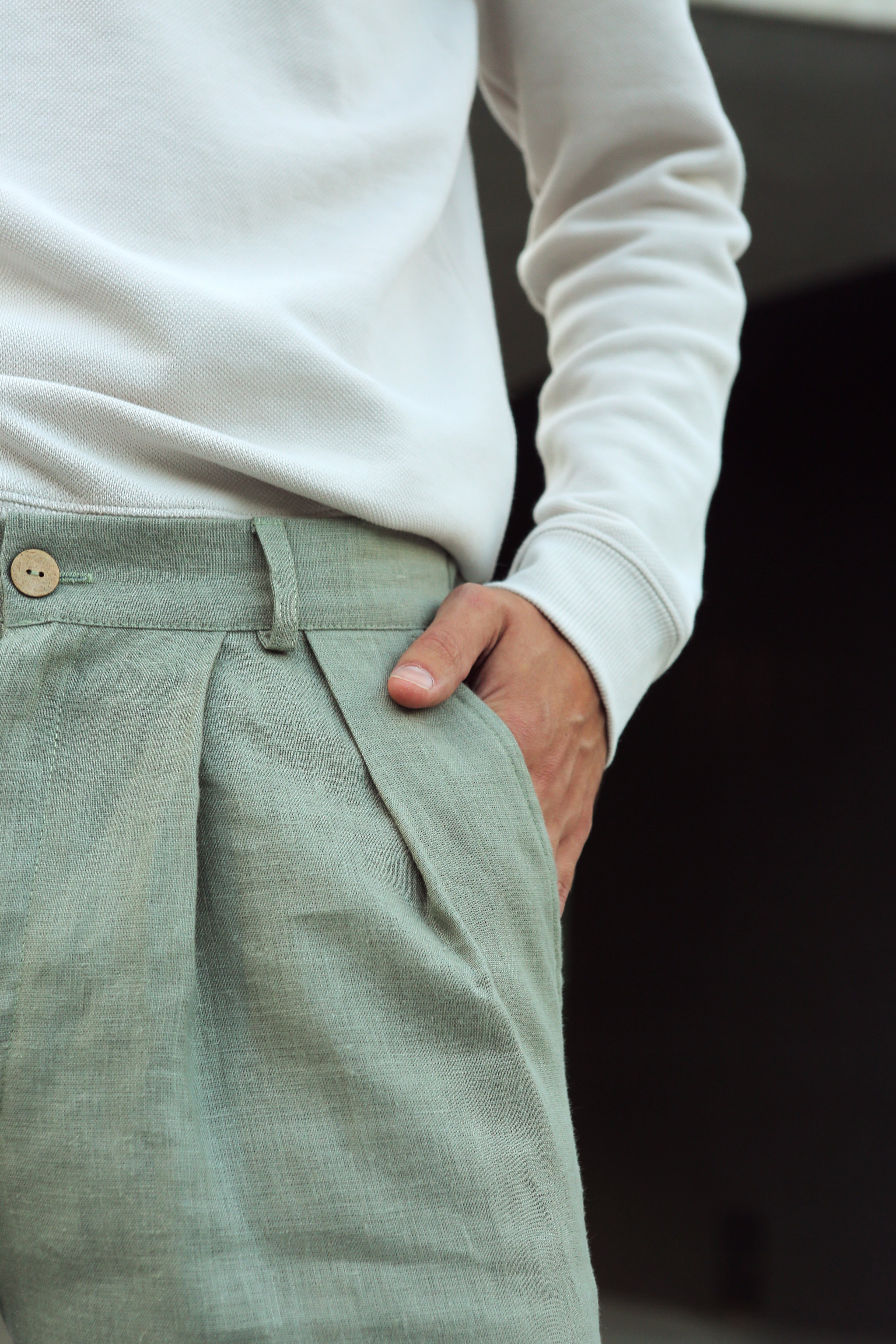 Men’s linen shorts with pleats CEDAR in Olive
