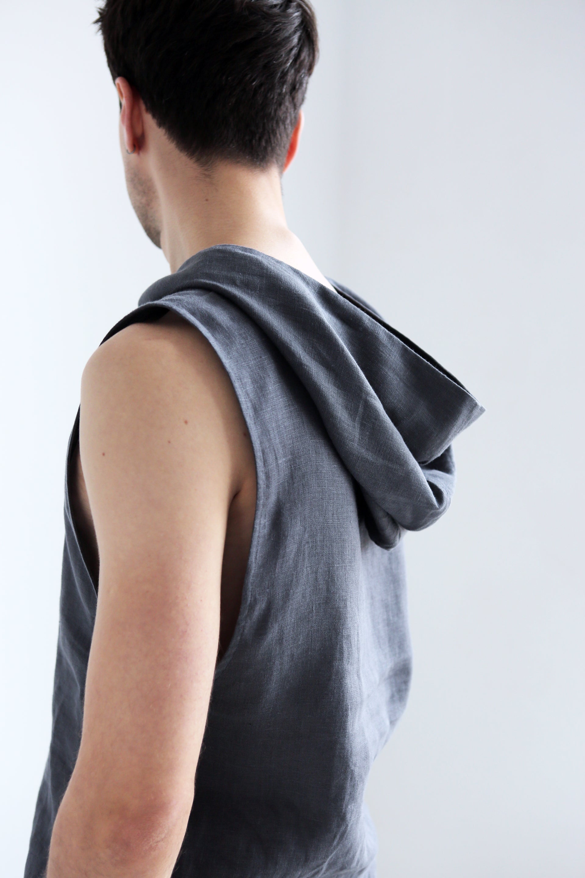 Men’s Sleeveless T-Shirt BAMBOO with hood in Dark grey