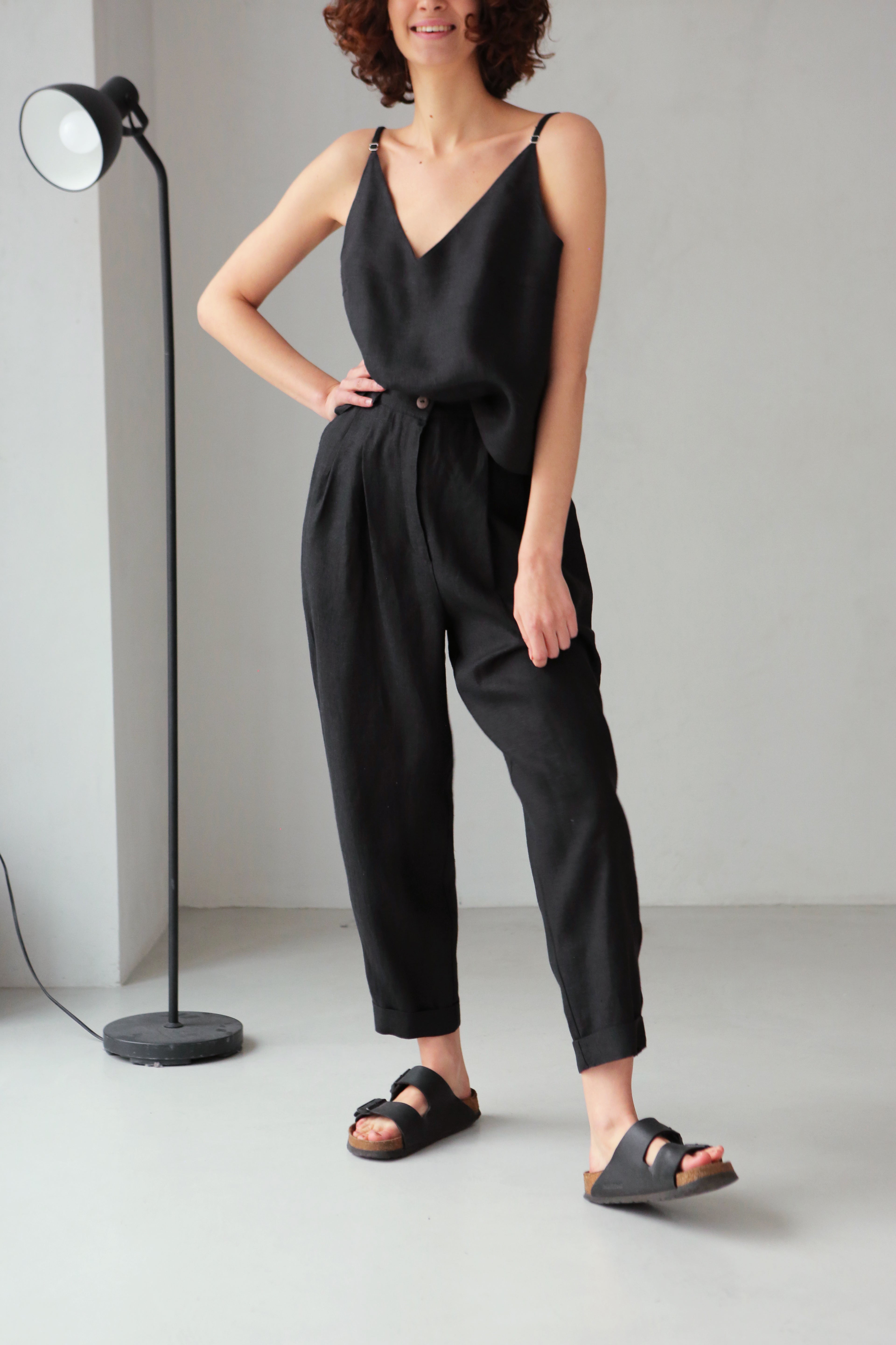 Women’s linen pants with pleats Black