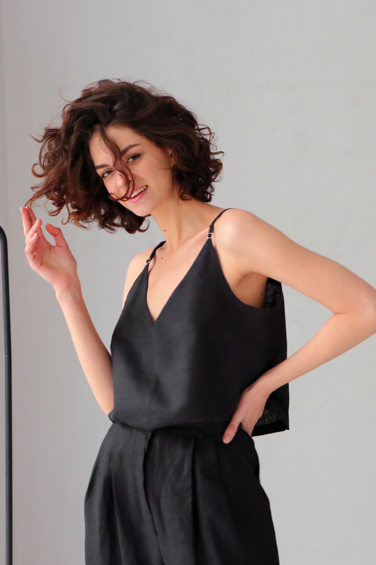 Linen V-Neck Tank Top CAMELLIA in Black