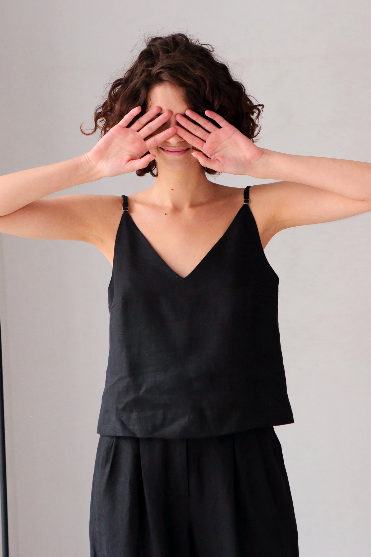 Linen V-Neck Tank Top CAMELLIA in Black