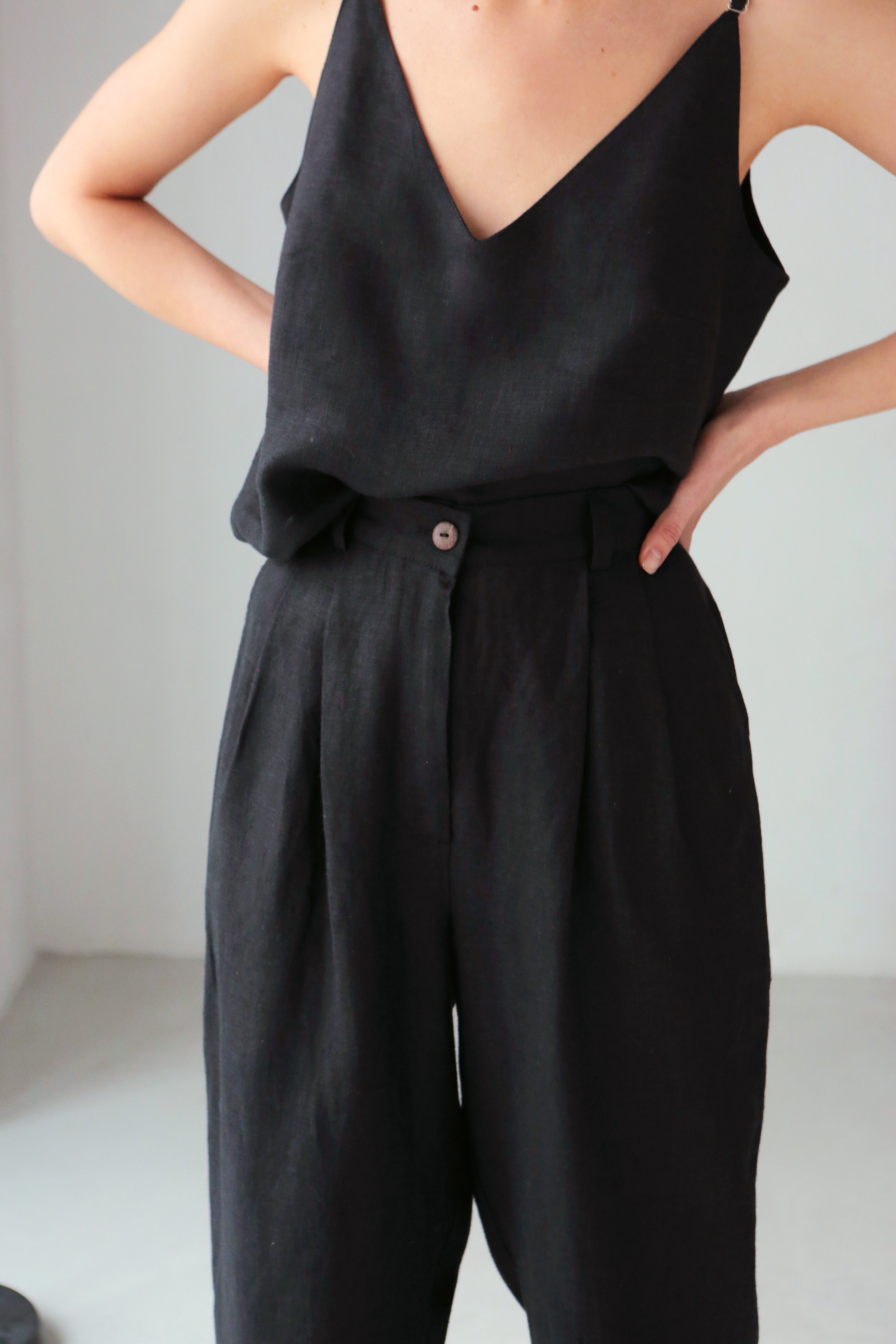 Women’s linen pants with pleats Black