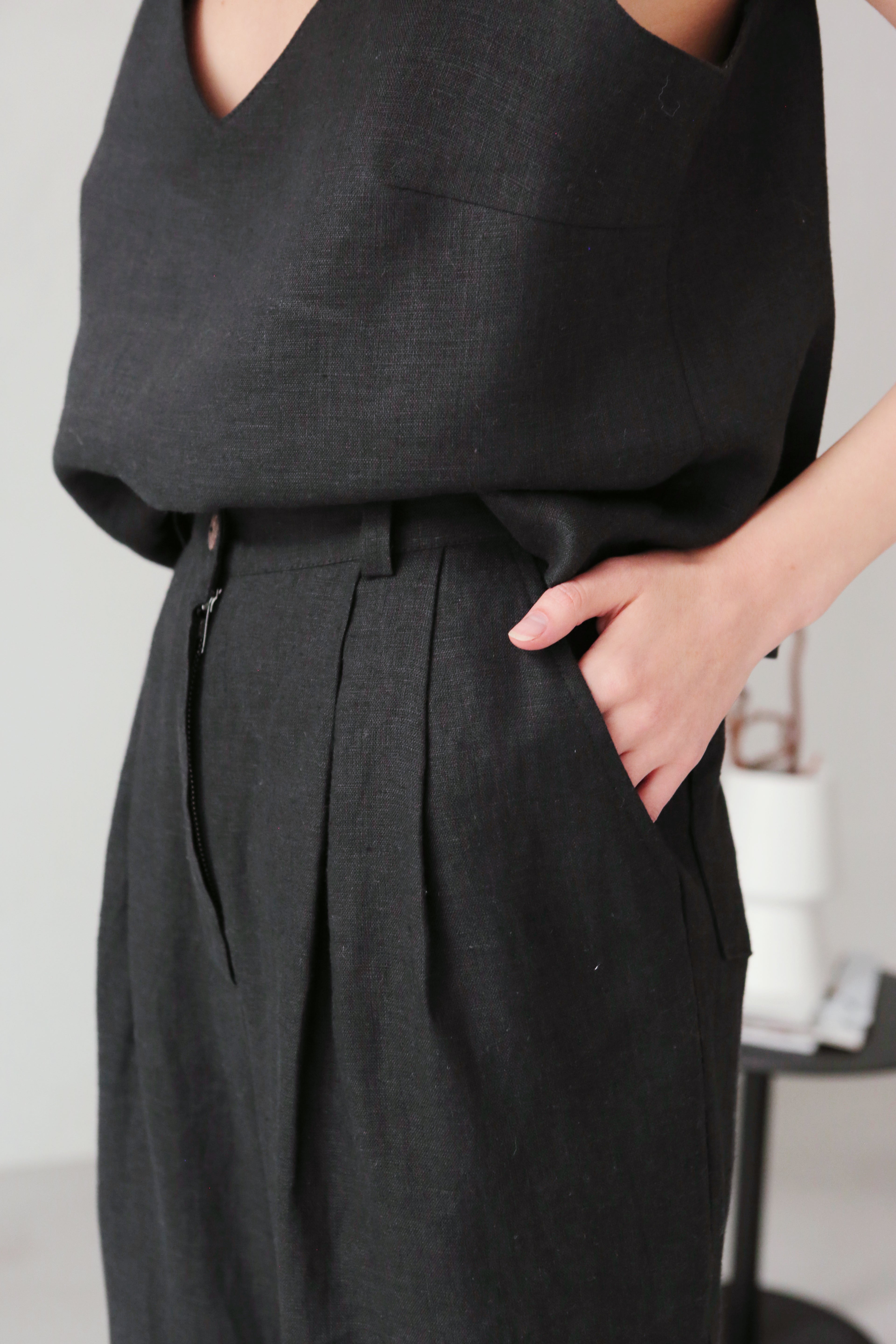 Women’s linen pants with pleats Black