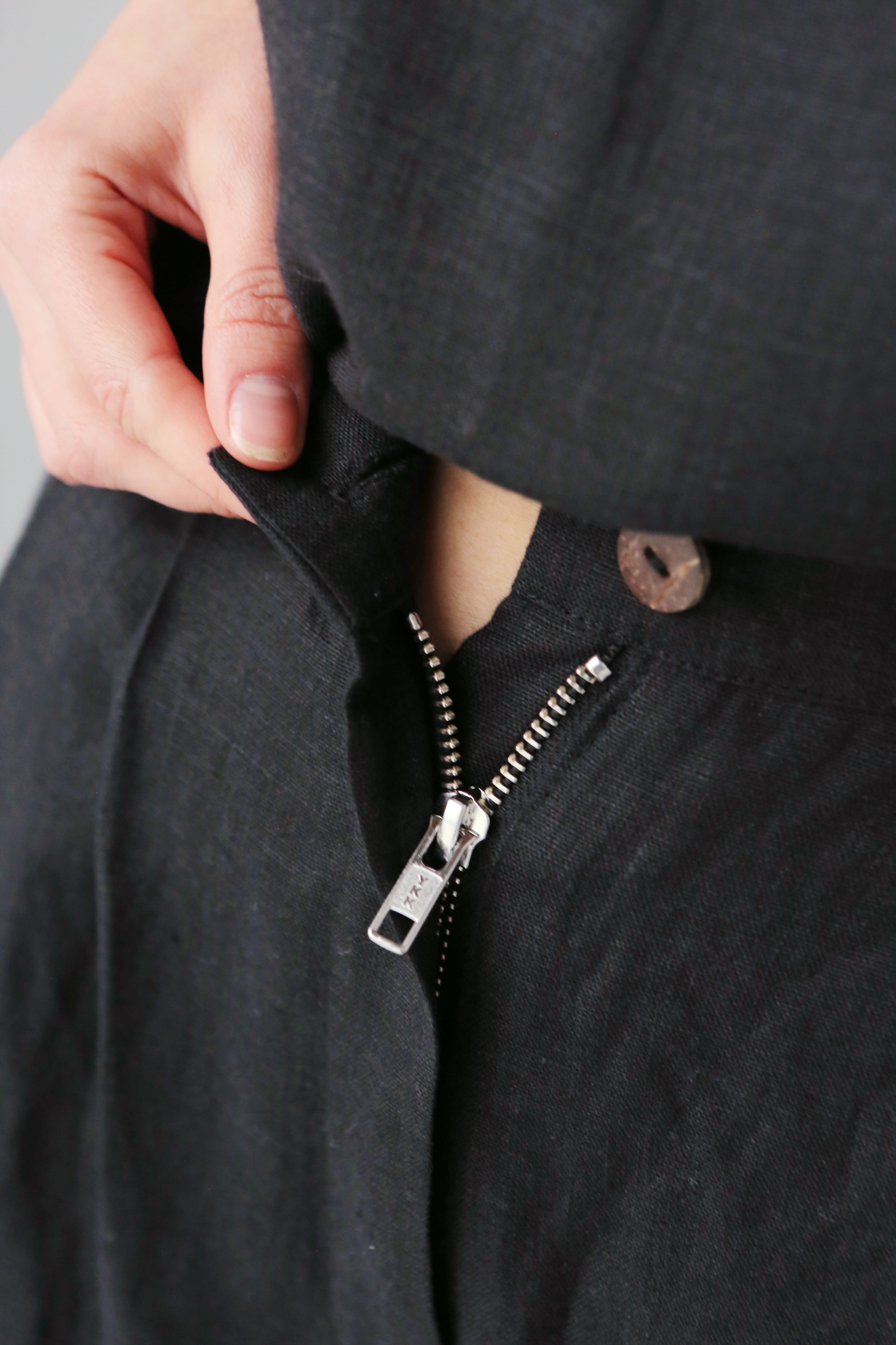 Women’s linen pants with pleats Black