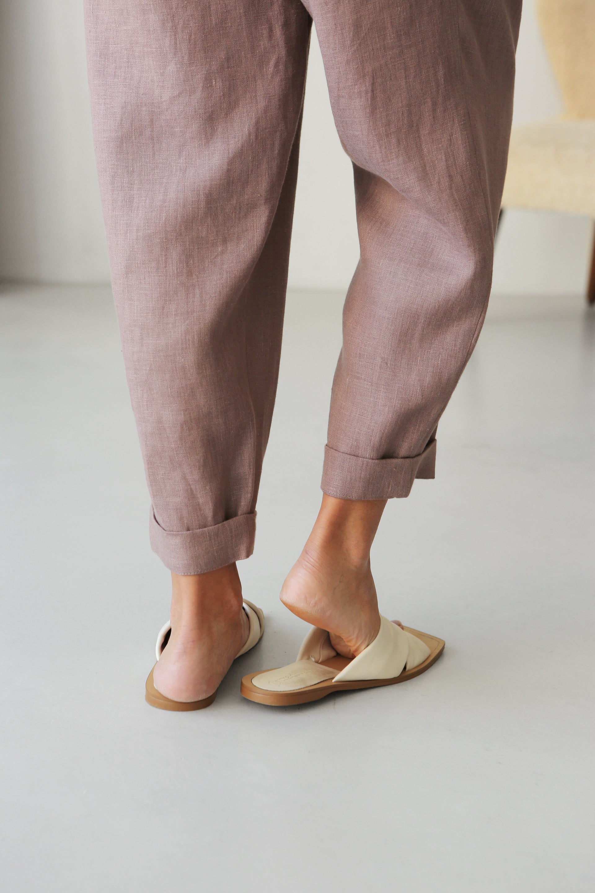 Women’s Linen Pants with Pleats CEDAR in Latte