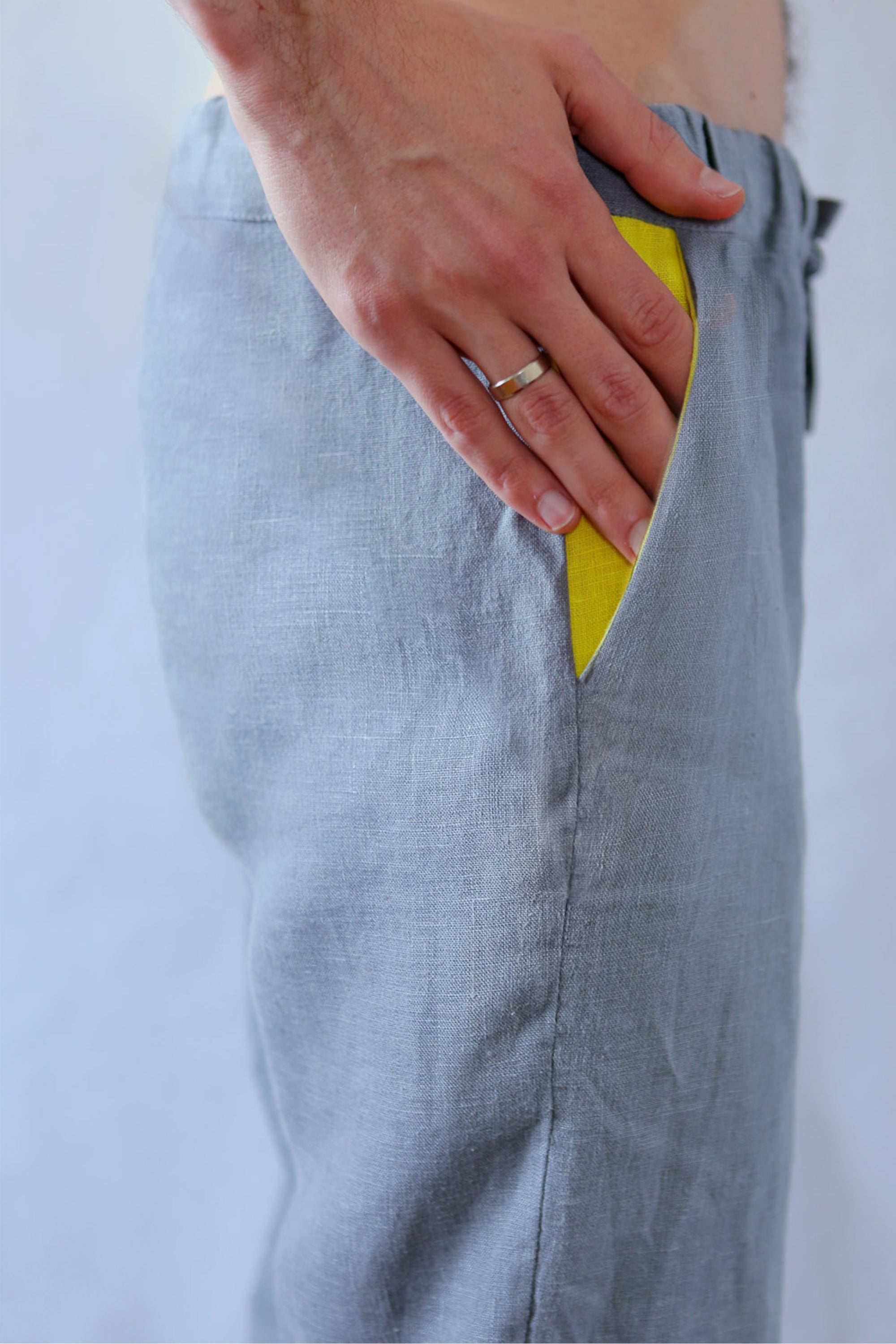 Men’s linen pants MOUNTAIN ASH in Light Grey, Yellow pockets